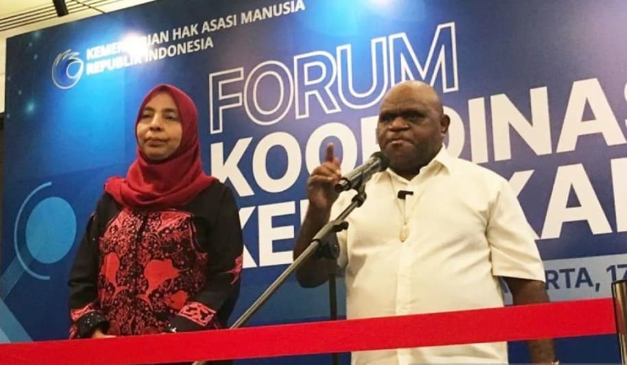 Natalius Pigai Ingatkan Aparat dan TPN-OPM Patuhi Hukum Perang, Warga Sipil Tak Boleh Jadi Sasaran