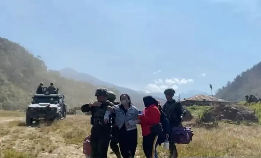 TNI Habema Evakuasi Istri Korban Pembunuhan OPM dari Mbua ke Wamena Lewat Jalur Udara
