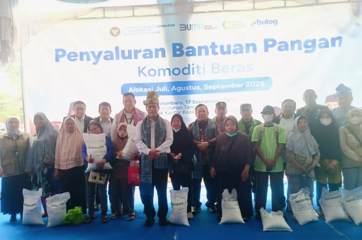 Mentan Amran Sulaiman Serahkan Bantuan Beras untuk Masyarakat Pekanbaru