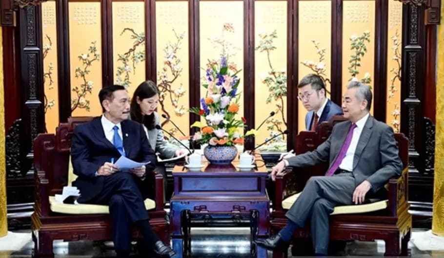 Luhut Bertemu Wang Yi di Beijing, Indonesia Bidik Kerja Sama AI hingga Manufaktur Maju