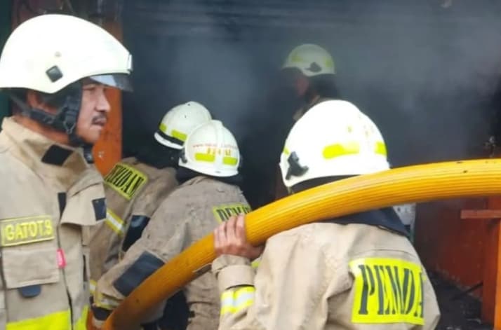 Warung Ayam Geprek di Cilincing Terbakar, Gulkarmat Kerahkan 40 Personel