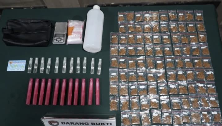 Polisi Menyita 106 Paket Tembakau Sintetis dan Mengamankan Remaja di Depok