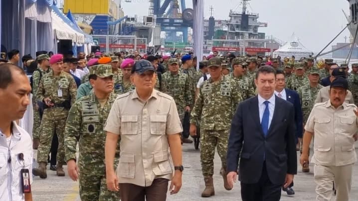 Menhan Sjafrie dan Pejabat TNI Meninjau Kapal Induk Giuseppe Garibaldi di Tanjung Priok