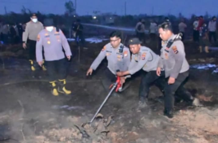 Polda Kalsel Ubah Pola Pemadaman Karhutla, Bara Api Gambut Disasar hingga Bawah Tanah