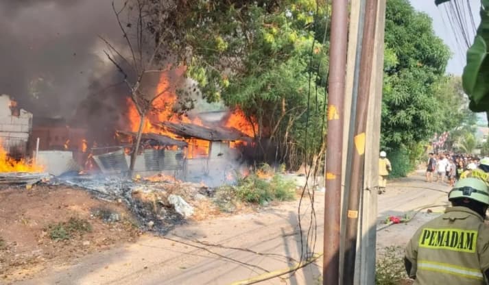 40 Personel Gulkarmat Dikerahkan Padamkan Kebakaran Rumah di Cakung