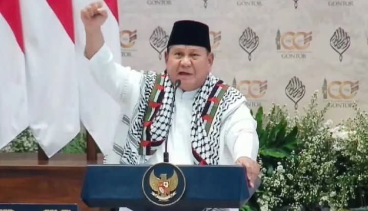 Prabowo Teriakkan Free Palestine dan Kenakan Keffiyeh Pemberian Dubes Palestina di Gontor