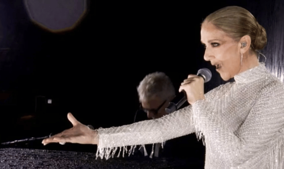 Celine Dion Bernyanyi dan Menari Tanpa Alas Kaki di Atas Mobil Usai Konser di Paris