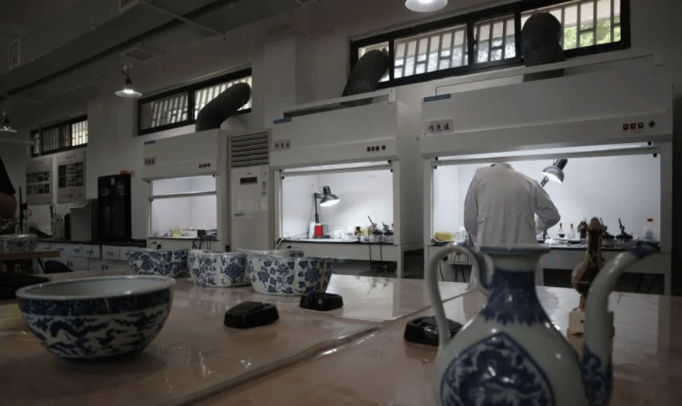 Institut Jingdezhen Kumpulkan “DNA” Keramik Kuno untuk Menjaga Jejak Porselen Kekaisaran
