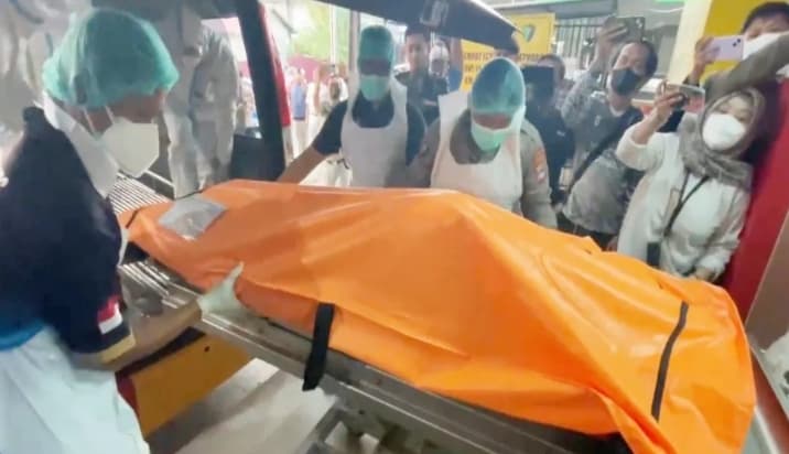 Tim DVI Polda Kalsel Terima Jenazah Ke-10 Korban Kapal Virgo untuk Diidentifikasi