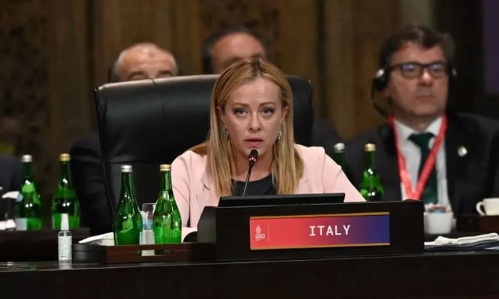 Pemerintah Meloni Siapkan Pembatasan Pelajar Asing dan Larangan Burqa serta Hijab di Sekolah Italia