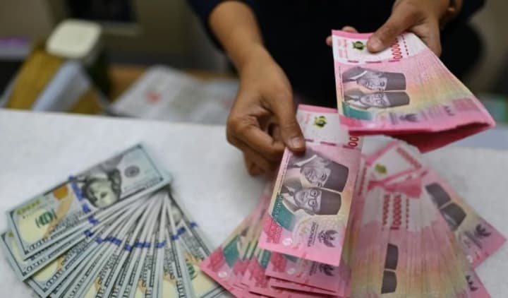 Rupiah Melemah ke Rp17.879 per Dolar AS, Investor Tunggu Keputusan RDG BI