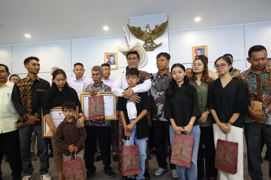 Mentan Amran Berikan Beasiswa dan Santunan Rp300 Juta kepada Keluarga Tiga ASN yang Gugur di Jayawijaya