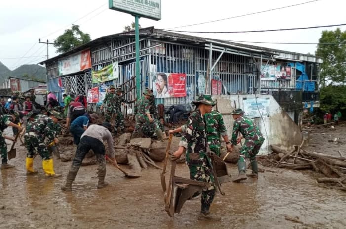 TNI Mengerahkan Ratusan Personel untuk Menangani Banjir Bandang di Solok
