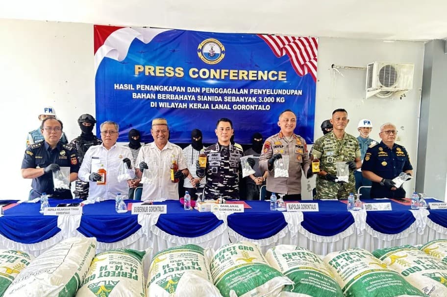 Lanal Gorontalo Menggagalkan Penyelundupan Tiga Ton Sianida Asal Filipina di Tengah Laut