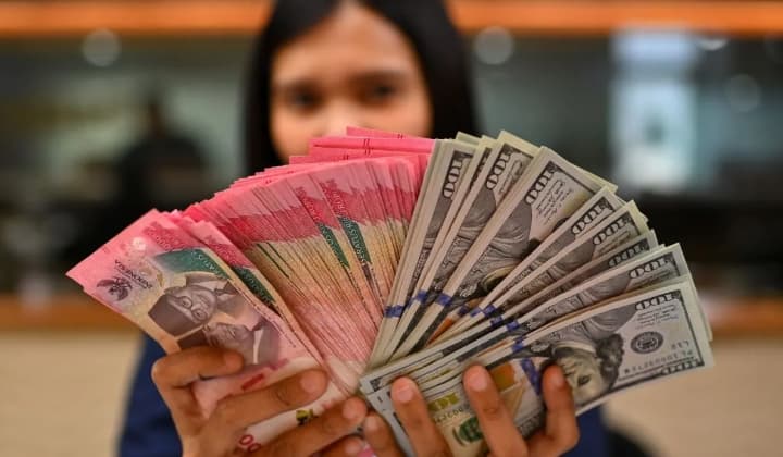 Rupiah Melemah 32 Poin ke Rp17.879 per Dolar AS pada Perdagangan Selasa