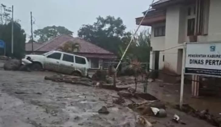 Banjir Bandang Terjang Solok, Kantor Pemerintahan dan Rumah Warga Rusak