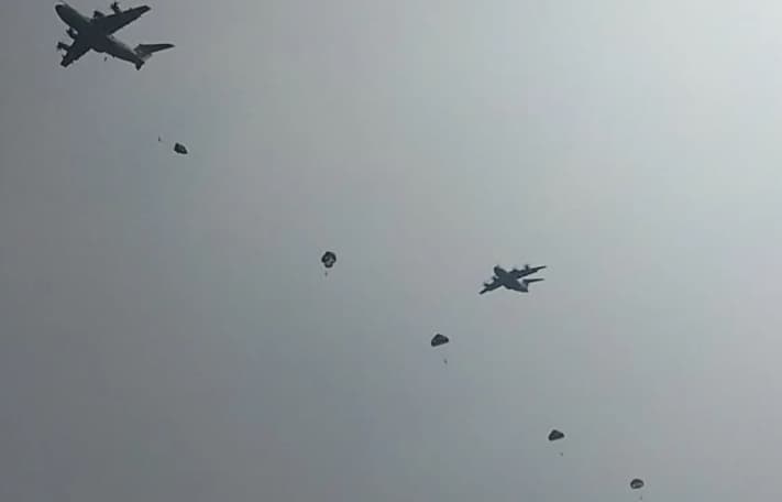 Prajurit TNI AU Uji Coba Terjun Payung Perdana dari A400M dalam Misi Pegase 2026