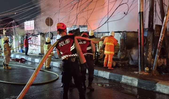 Kebakaran Hanguskan 18 Rumah di Kebayoran Lama, 150 Jiwa Kehilangan Tempat Tinggal
