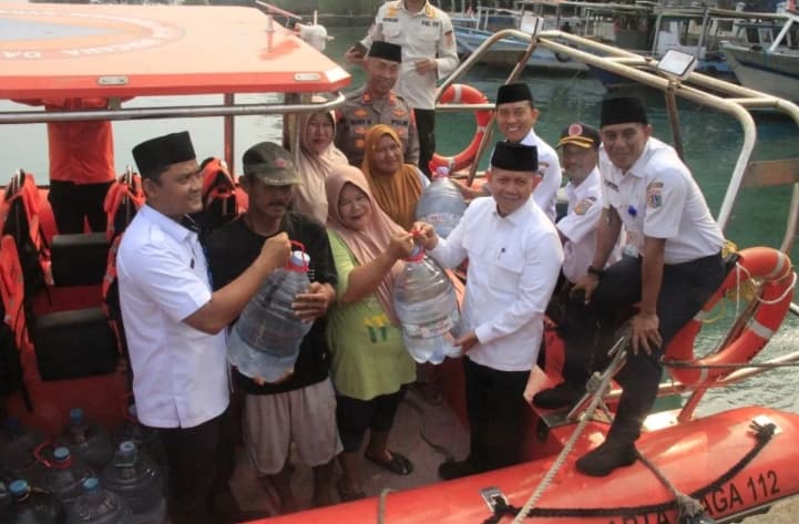 Pemkab Kepulauan Seribu Fasilitasi Pengangkutan Air Bersih Warga dari Pulau Pramuka ke Pulau Panggang