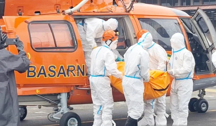 Basarnas Evakuasi Tiga Korban Kapal Virgo Transport 8 dengan Helikopter ke Lanud Sjamsudin Noor