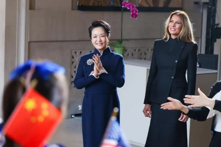 Peng Liyuan dan Melania Trump Mengunjungi Museum Nasional Seni Asia di Washington