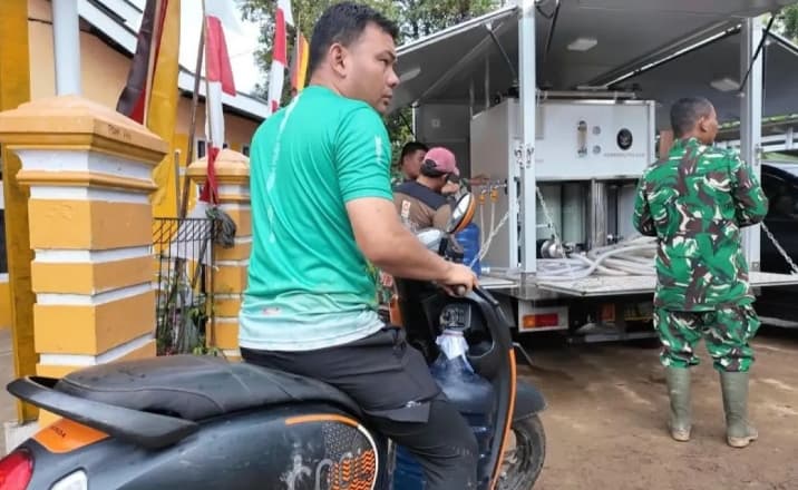 TNI dan Kementerian PU Pasok Air Bersih untuk Warga Terdampak Banjir Bandang Solok