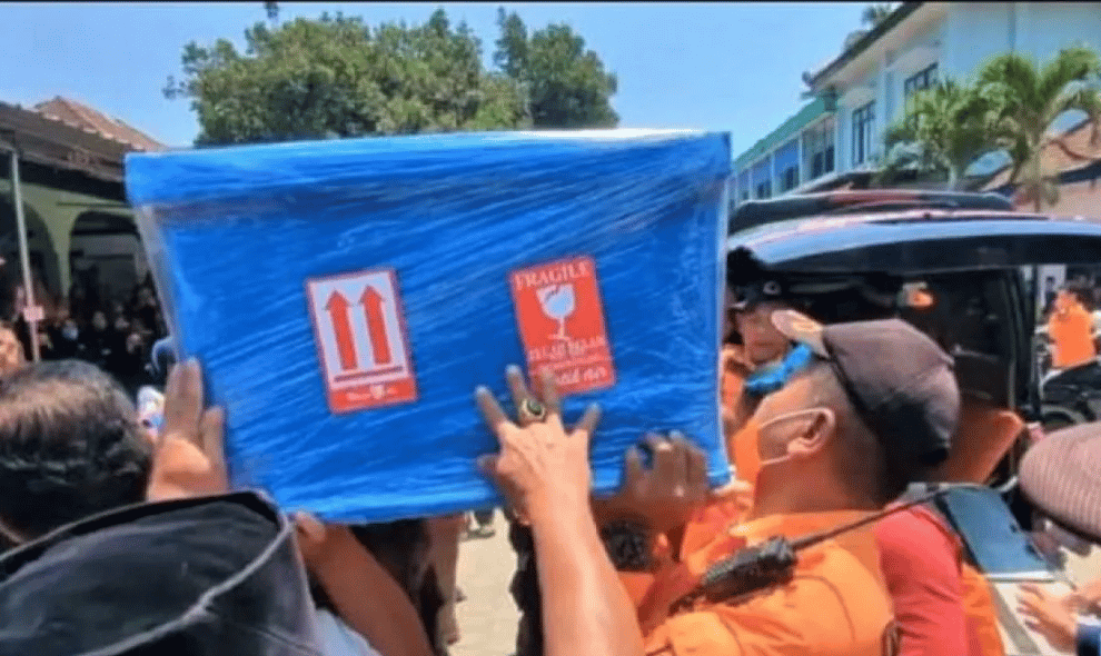 Jenazah Korban KMP Virgo Taruno Hidayat Dimakamkan di Madiun, Adiknya Masih Dicari Tim SAR