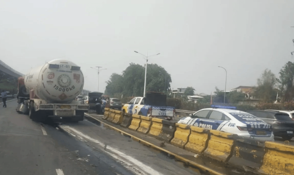 Sopir Alami Microsleep, Truk Tangki Pertamina Tabrak Pembatas Tol Jagorawi