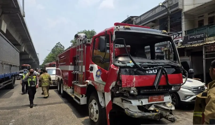 Truk Damkar Tabrak Colt Diesel di Jalan Raya Bekasi, Enam Kendaraan Terlibat Kecelakaan Beruntun