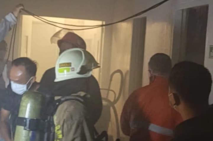 Kebakaran Landa Ruang Laundry Hotel Raffles di Karet Kuningan, 61 Personel Dikerahkan