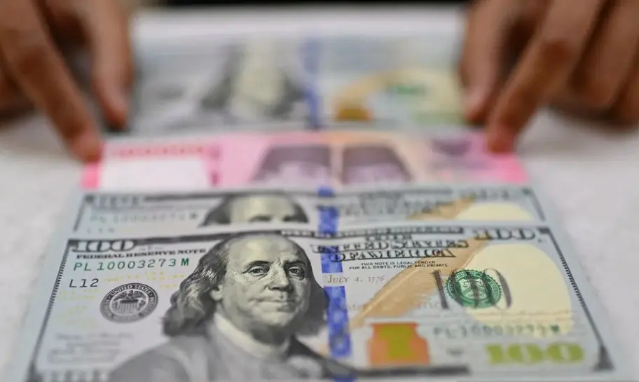 Rupiah Ditutup Melemah ke Rp17.981 per Dolar AS, Pasar Waspadai Pengetatan The Fed