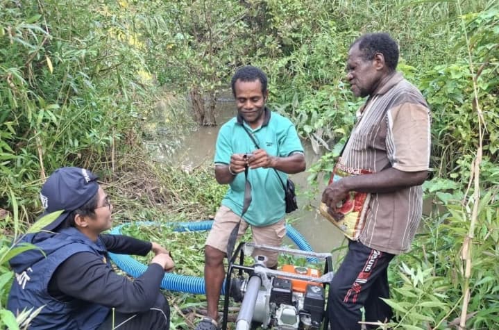 Tim Ekspedisi Patriot Mengaktifkan Kembali 22 Kolam Ikan di Klamono dengan Pompa Air