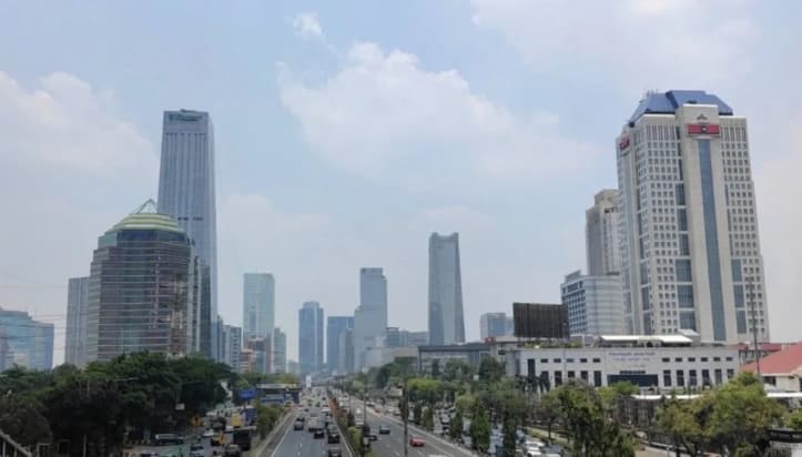 BMKG Prakirakan Sebagian Jakarta Cerah Berawan, Hujan Ringan Turun pada Malam Hari