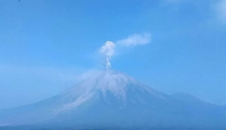 Gunung Semeru Erupsi Tujuh Kali, Kolom Letusan Mencapai Satu Kilometer di Atas Puncak