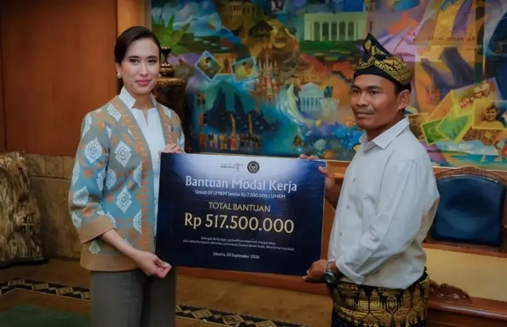 Kemenpar Salurkan Rp1 Miliar untuk Pulihkan Usaha dan Pariwisata Desa Sade Pascakebakaran