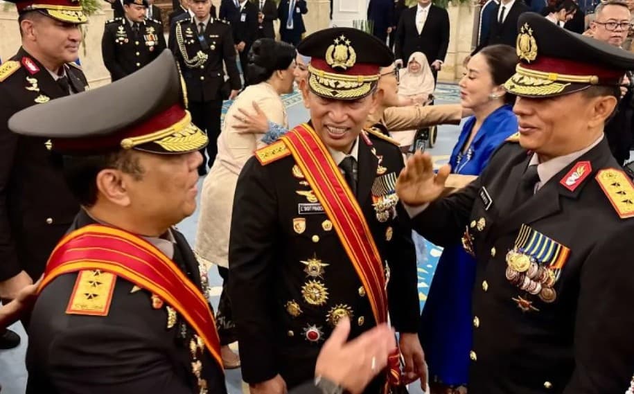 Prabowo Menganugerahkan Bintang Mahaputera kepada Listyo Sigit dan Dedi Prasetyo sebelum Pergantian Pimpinan Polri