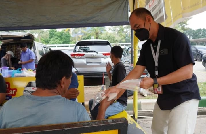 Bandara Hang Nadim Batam Membagikan Masker Gratis untuk Cegah Dampak Kabut Asap