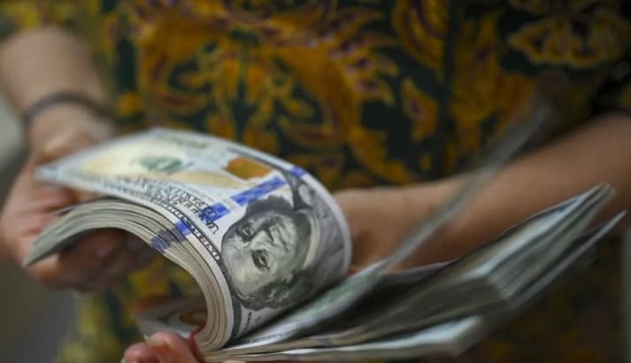 Rupiah Melemah 21 Poin pada Pembukaan Perdagangan, Dolar AS Naik ke Rp17.915