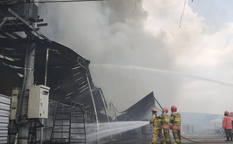 Kebakaran Hebat Melanda Trans Home Sleman, Api Menghanguskan Gedung hingga Kendaraan
