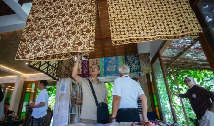 Kementerian Pariwisata Dorong Agen Perjalanan Sediakan Paket Wisata Batik Berbasis Pengalaman