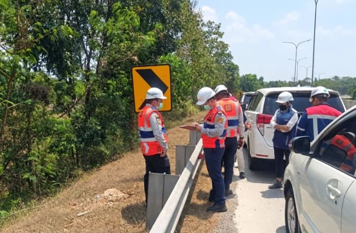 Pengelola Tol Bakauheni-Terbanggi Besar Periksa Rambu dan Marka demi Keselamatan Pengguna Jalan