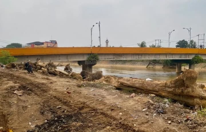 Pemkot Padang dan BWS Keruk Sungai Banjir Kanal untuk Tekan Risiko Banjir