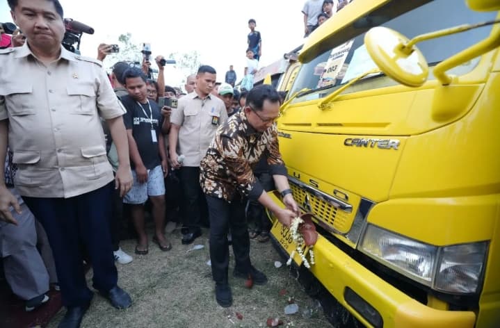 Mendagri Lepas 125 Truk Bermuatan 500 Ribu Genteng untuk Mendukung Program Gentengisasi