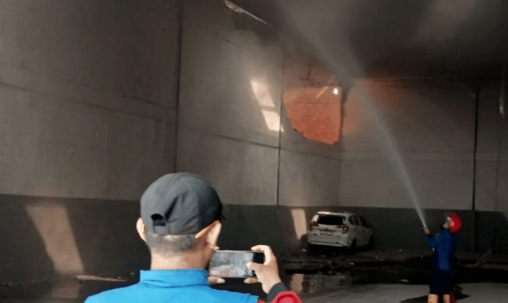 Dua Gudang Bahan Kimia di Cirebon Terbakar, 60 Personel dan 10 Mobil Damkar Dikerahkan