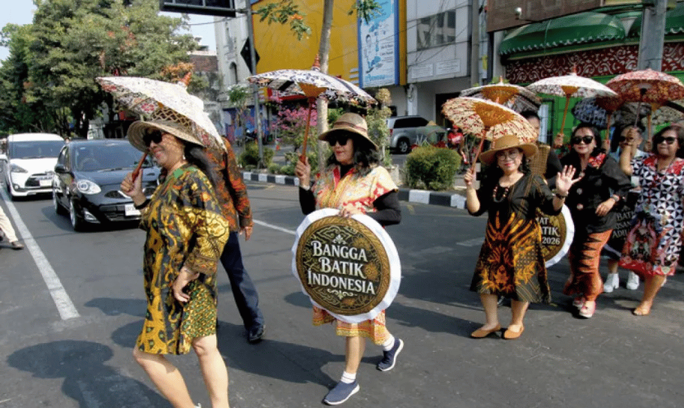 Warga Solo Meriahkan Hari Batik Nasional dengan Busana dan Payung Bermotif Batik