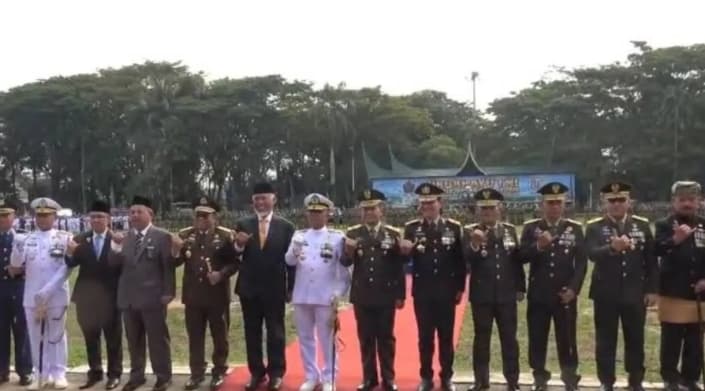 Gubernur Sumbar Tegaskan TNI Tak Hanya Menjaga NKRI, tetapi Juga Hadir Membantu Masyarakat
