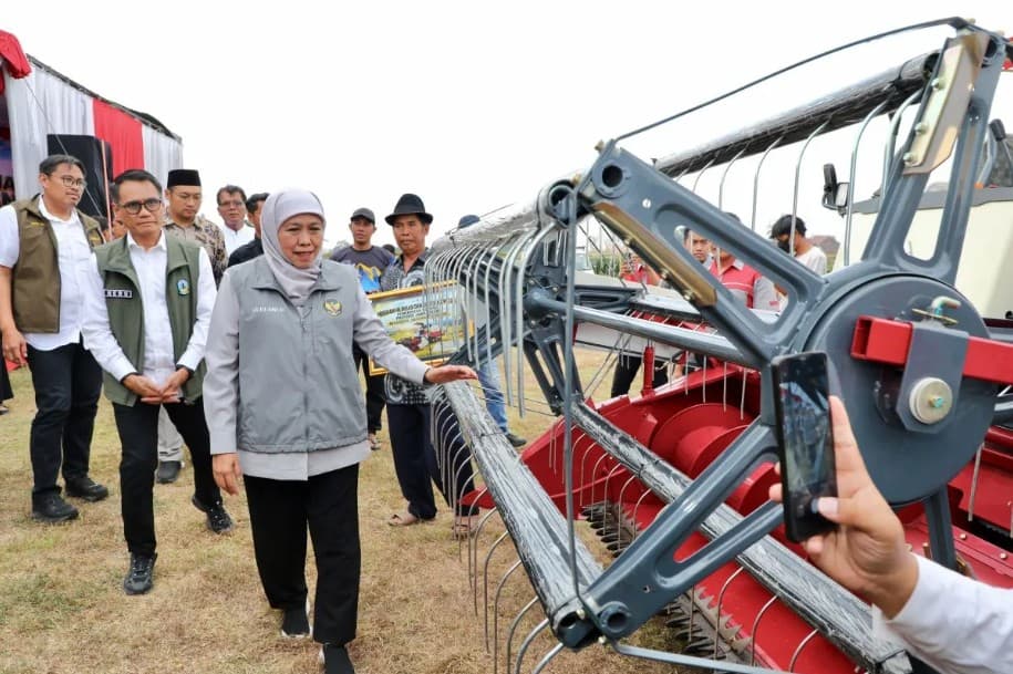 Khofifah Salurkan 341 Alsintan di Jawa Timur, Panen Satu Hektare Bisa Dipangkas Jadi Satu Jam