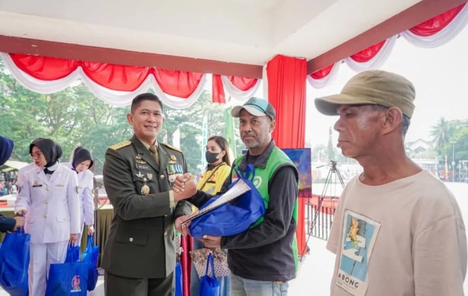 Kodam XV/Pattimura Bagikan 500 Paket Sembako kepada Warga Ambon pada HUT ke-81 TNI