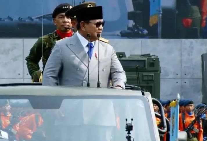 Prabowo Menaiki Maung MV3 untuk Memeriksa Ribuan Prajurit dan Alutsista pada HUT Ke-81 TNI