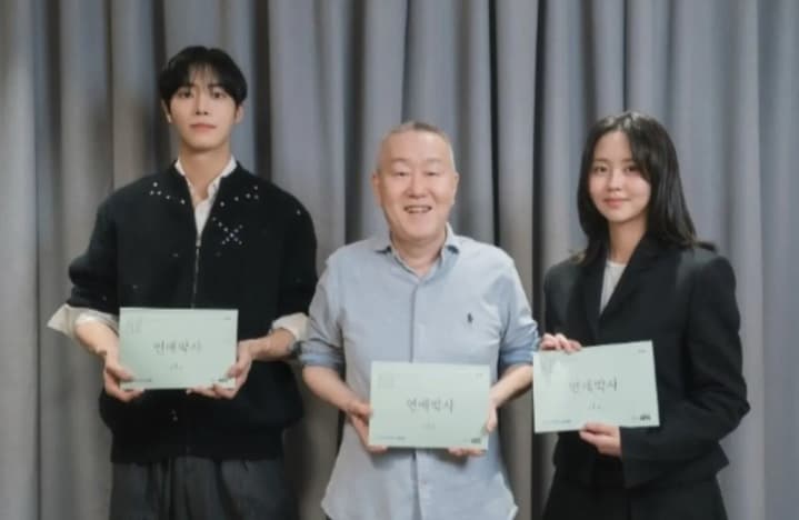 Kim So-hyun Mengenang Ahn Pan-seok Jelang “Between Steps” Tayang, Drama Itu Jadi Karya Terakhir Sang Sutradara